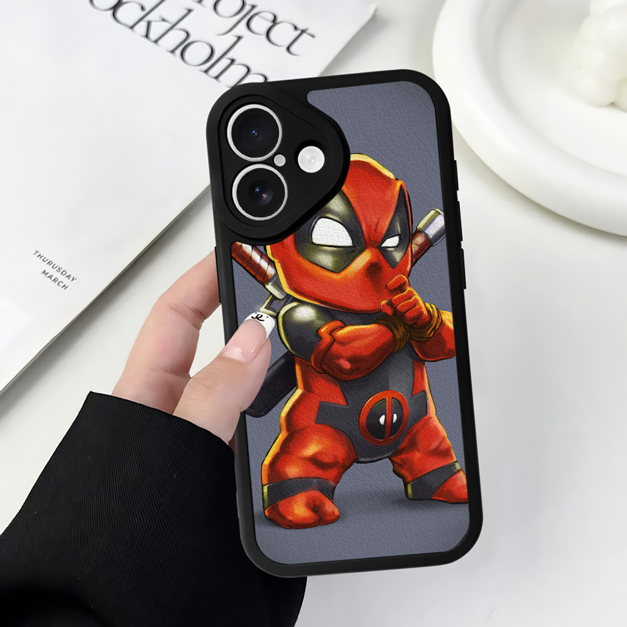 （画像用） Deadpool デッドプール 【iPhone 16シリーズ対応】シリコンスマホケース（レザー調） 材質：シリコン